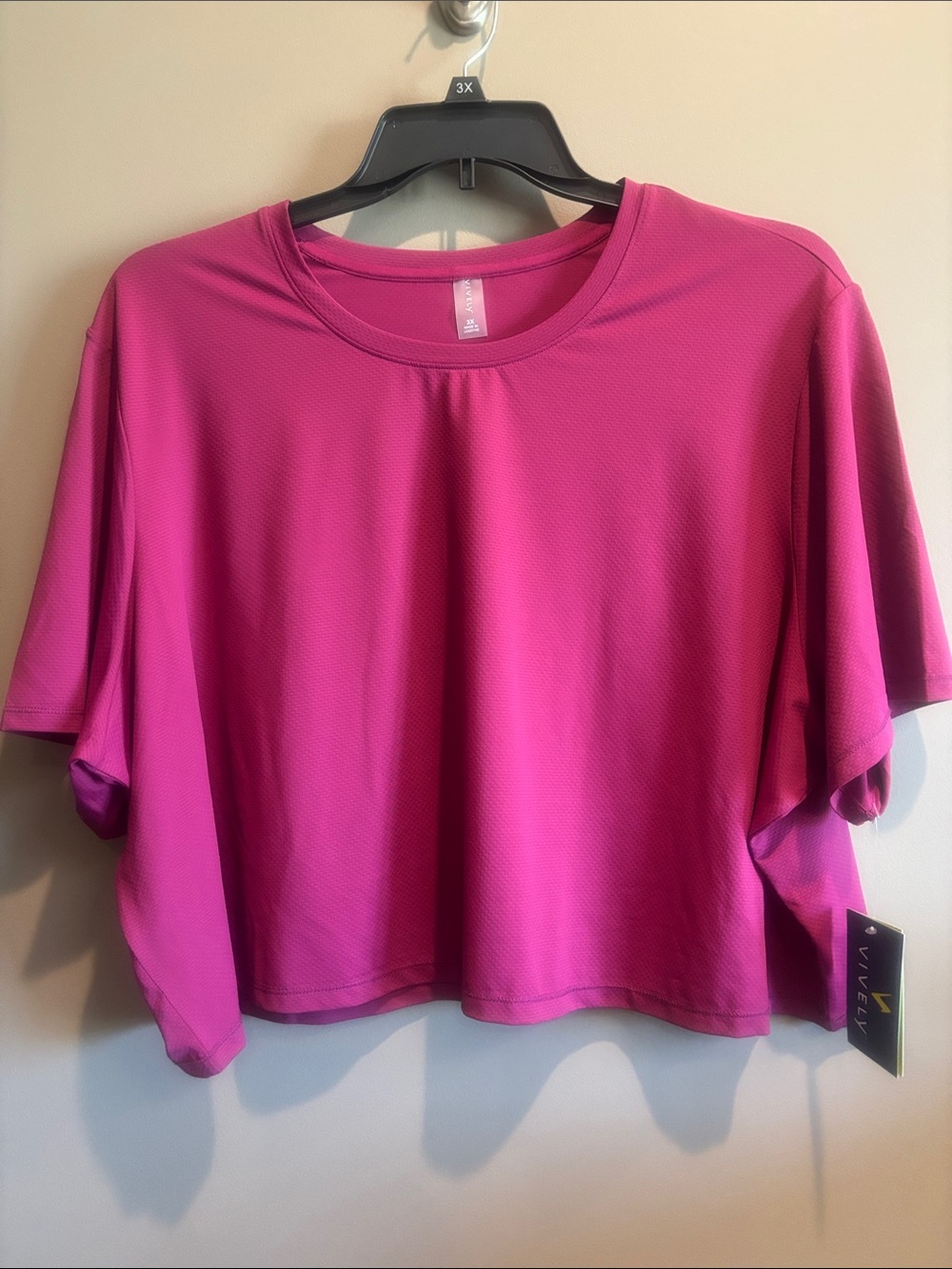 Lively Women's Bright Magenta Active Crop Top